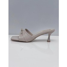 Subaşı Kadın Bej Rugan Terlik Tokalı Şık Topuklu Terlik – 5 cm Topuk - Podeia Estilo