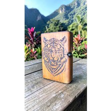 Precious Ireko Ağacı Lazer Kazıma Kaplan Figürlü Benzinli Çakmak - El Yapımı Özel Tasarım
