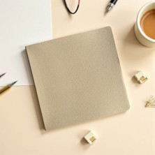 Fark Tanıtım Defter, Çizgisiz Not Defteri – Pu Deri Not Defteri – 16,5X16,5 Cm, 96 Yaprak (192 Sayfa), 90 gr Ivory Kağıt, Esnek Kapak, Ofis ve Kırtasiye (Kumlu Toprak)