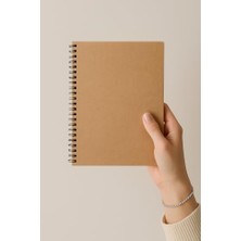 Fark Tanıtım Çizgili Spiralli Not Defteri, A5 Boyut (15X21 Cm), 60 Yaprak, 90GR. Ivory Kağıt, Ofis Için Ideal (Kraft Kapak)