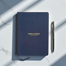 Fark Tanıtım Travel Journal – Sert Kapaklı Seyahat Günlüğü, A5 Boyutunda, Planlama & Anı Alanı – Anı Defteri (Lacivert)