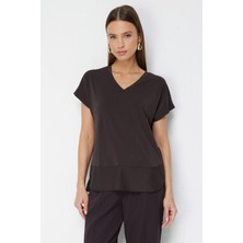 On Kadın V Yaka Parçalı T-Shirt 71475 Kahverengi