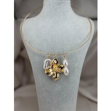 ZS Aksesuar Luxury Gold Kolye – Inci ve Çiçek Detaylı Prestijli Tasarım