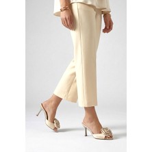 Gökhan Talay Rosalie Esnek Yumuşak Kaymaz Taban (8 Cm) Bej Cilt El Yapımı Gül Detaylı Kadın Topuklu Terlik