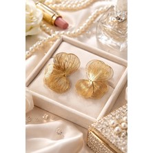 ZS Aksesuar Altın Renk Büyük Çiçek Küpe – Vintage Şık Tasarım Kadın Küpe, Özel Gün & Davet Aksesuarı