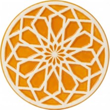 Saul El Yapımı Premium Seramik Bardak Altlığı | Özel Kabartmalı Selçuklu Motifi | Otantik Bal Köpüğü (Hardal) Rengi | Dekoratif & Isıya Dayanıklı Sunum Altlığı