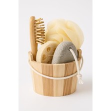 MarkEntegra Busstier Rustik Ahşap Kovada Banyo Seti, Yumuşak Köpüren Lif, Doğal Kabak Lifi, Ponza Taşı ve Ahşap Masaj Tarağı, Cilt Bakımı ve Duş Keyfi Için Spa Bakım Seti