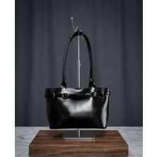 Han Çanta Kadın Siyah Deri Omuz Çantası – Günlük & Şık Kullanım, Tokalı Detaylı