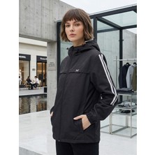 Level High Kadın Spor Yağmurluk Siyah – Kapüşonlu, Beyaz Şerit Detaylı, Hafif Rüzgarlık, Outdoor Mevsimlik