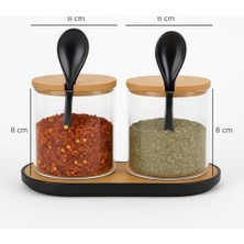 Berry Store 2’li Cam Baharatlık Seti – Kaşıklı, Bambu Kapaklı ve Standlı | Şık Mutfak Düzeni & Pratik Kullanım