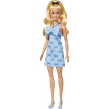 Nesto Home Fashionistas Bebek, Fiyonklu ve Önden Bağlamalı Mavi Elbisesi, Fiyonklu Siyah Saç Tokası ve Uyumlu Mavi Topuklu Ayakkabılarıyla Sarı Saçları At Kuyruğu Şeklinde Toplanmış, HYT93