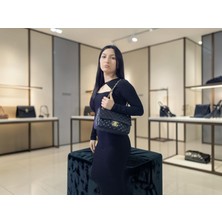 Dilorans Ikonik Zarafet: Siyah Kapitone Gold Zincirli Omuz Çantası