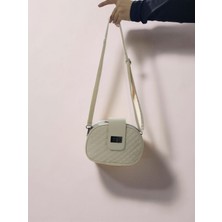 Dilorans Stilinizi Konuşturun: Şık Metal Kilitli Beyaz Baget Çanta