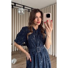 Sue Store Lacivert Bej Çiçek Desenli Kemerli Gömlek Elbise. Ön Sipariş Açılmıştır. 10 Nisan Cuma Stok Giriş Tarihidir.