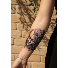 Dövme Kutusu Kaotik Joker Portresi ve Gotik Yazı Detaylı Sanatsal Tattoo - Yarı Kalıcı / 1 Ay Kalıcı