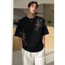 Tarz Cool Erkek Oversize Baskılı Tişört – Renkli Boya Desenli Modern Streetwear