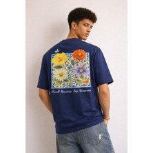 Tarz Cool Erkek Floral Baskılı Tişört – Oversize Fit, Sırt Desenli “small Moments Big Memories”