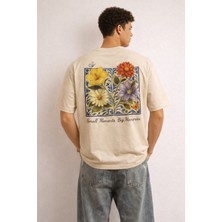 Tarz Cool Erkek Floral Baskılı Tişört – Oversize Fit, Sırt Desenli “small Moments Big Memories”