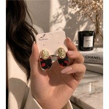 Bymiel Gold Detaylı Kırmızı Siyah Desenli Retro Küpe – Şık & Modern Tasarım
