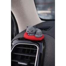 Shhobi Sevimli Uyuyan Mini Gri Kedi Torpido Süsü - Kırmızı Yastık Üstünde Yatan Gri Kedi Araba Klima Süsü