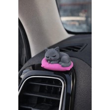 Shhobi Sevimli Uyuyan Mini Gri Kedi Torpido Süsü - Pembe Yastık Üstünde Yatan Gri Kedi Araba Klima Süsü