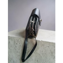 Dilorans Stilinizi Konuşturun: Şık Metal Kilitli Baget Çanta