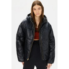 Nike Terma Fit Synthetic Fill Loose Fit Classic Puffer Shine Kadın Bol Kesim Şişme Mont Siyah