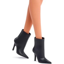 SÜS BASICS™ Moda Bebekler - Kumral Kısa Saçlı Basics Koleksiyona Uygun Bebek, Siyah Elbisesi ve Sivri Burunlu Botlarıyla Kahverengi Saçlı Model 01 JBH72