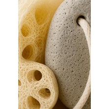 SÜS Rustik Ahşap Kovada Banyo Seti, Yumuşak Köpüren Lif, Doğal Kabak Lifi, Ponza Taşı ve Ahşap Masaj Tarağı, Cilt Bakımı ve Duş Keyfi Için Spa Bakım Seti