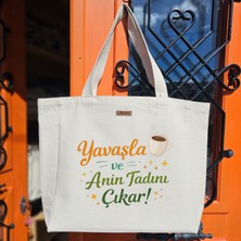 Bumudur Aksesuar Turuncu Yeşil Kahve Fincanı Logo Yavaş Yaşam Teması Modern El Yazısı Baskılı Naturel Kanvas Bez Çanta Sap Beyaz Cırt Cırtlı Suluk Tutuculu - Büyük