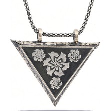 Pazarcan Gümüş Üçgen Içi Açılabilen Çiçek Muskalık Kolye
