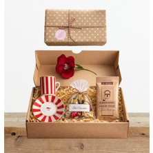 Cihania Store Özel Gün Hediye Kutusu - Kahve Fincanı, Türk Kahvesi, Çikolata ve El Yapımı Çiçek