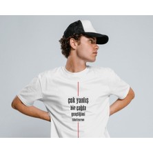 Hediyenza Yanlış Çağda Gençliğimi Tüketiyorum Unisex  T-Shirt %100 Pamuk