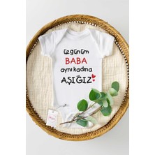 Hediyenza Unisex Çocuk Beyaz Üzgünüm Baba Aynı Kadına Aşığız Baskılı Yarım Kollu Zıbın