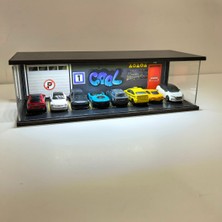 Good Sign Diorama Garaj 1/64 Ölçek 8 Araçlık – LED Işıklı USB Çalışan Model Araba Sergileme Standı – Pleksi Kapaklı Dekoratif Vitrin
