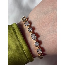 Baget Taşlı Gold Bileklik – Zarif ve Işıltılı Tasarım