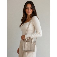 Kadın Bej Mini El ve Omuz Çantası – Sert Form, Şık Günlük ve Klasik Kullanım