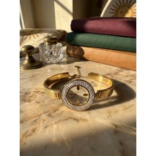 Meneva Aksesuar Zirkon Taşlı ve Özel Işlemeli Çeyrek Altın Takılabilen Gold Renk Paslanmaz Çelik Kelepçe Bileklik