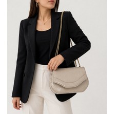 Kadın Zincir Askılı Kapaklı Omuz ve Çapraz Çanta – Gold Detaylı, Şık Günlük Kullanım