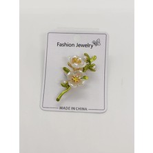 Cadde Dükkanı Beyaz Çiçek Figürlü Yeşil Renkli Broş