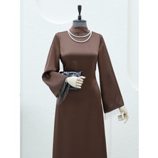 Modamorfo Arkası Bağcıklı Kol Manşeti Zincir Detaylı Elbise -Kahve