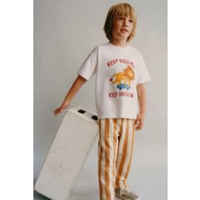 Magu Erkek Çocuk Pamuklu Beyaz Aslan Baskılı T-Shirt Takım - Çizgili Pantolonlu 2'li Set