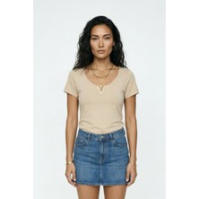 Greymoor Ekru Kadın V Yaka Metal Aksesuarlı Kısa Kollu Body