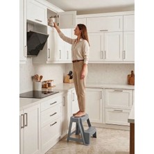 Gri, Plastik Basamaklı Tabure – Kaymaz Yüzeyli, Dayanıklı ve Taşınabilir