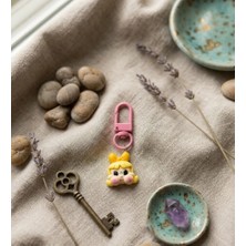 Winy Concept Kawaii Sarı Saçlı Turuncu Fiyonklu Bebek Anahtarlık - Pembe Klipsli Çanta Aksesuarı