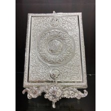 Ceyyiz Standlı Gümüş Büyük Boy Kuranı Kerim Kutusu 29x22 cm LKM374