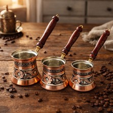 Nuha Işlemeli Bakır Cezve Seti 3’lü – El Yapımı Türk Kahvesi Cezvesi (200 ML–300 ML–400 Ml) Ahşap Saplı