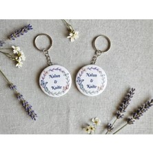 Ebruli Baskı Kişiye Özel Isimli Çift Açacaklı Anahtarlık – Zarif Çiçek Tasarımı