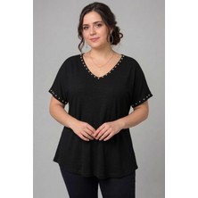 Curvy Trend Büyük Beden Yaka ve Kol Ucu Inci Işlemeli V Yaka Kısa Kol Geniş Etekli Bluz