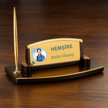 Hediye Vakti Kişiye Özel Hemşire Masa Üstü Isimlik – Fotoğraflı Altın Renk Kalemli Şık Ofis Isimliği
